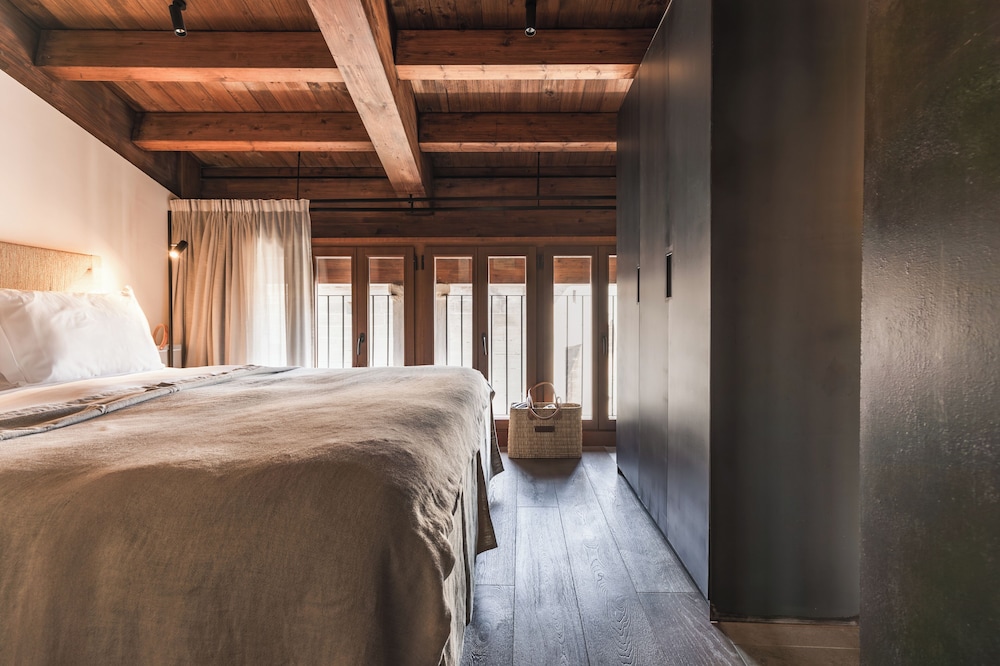 Superior, King Bed, Attic