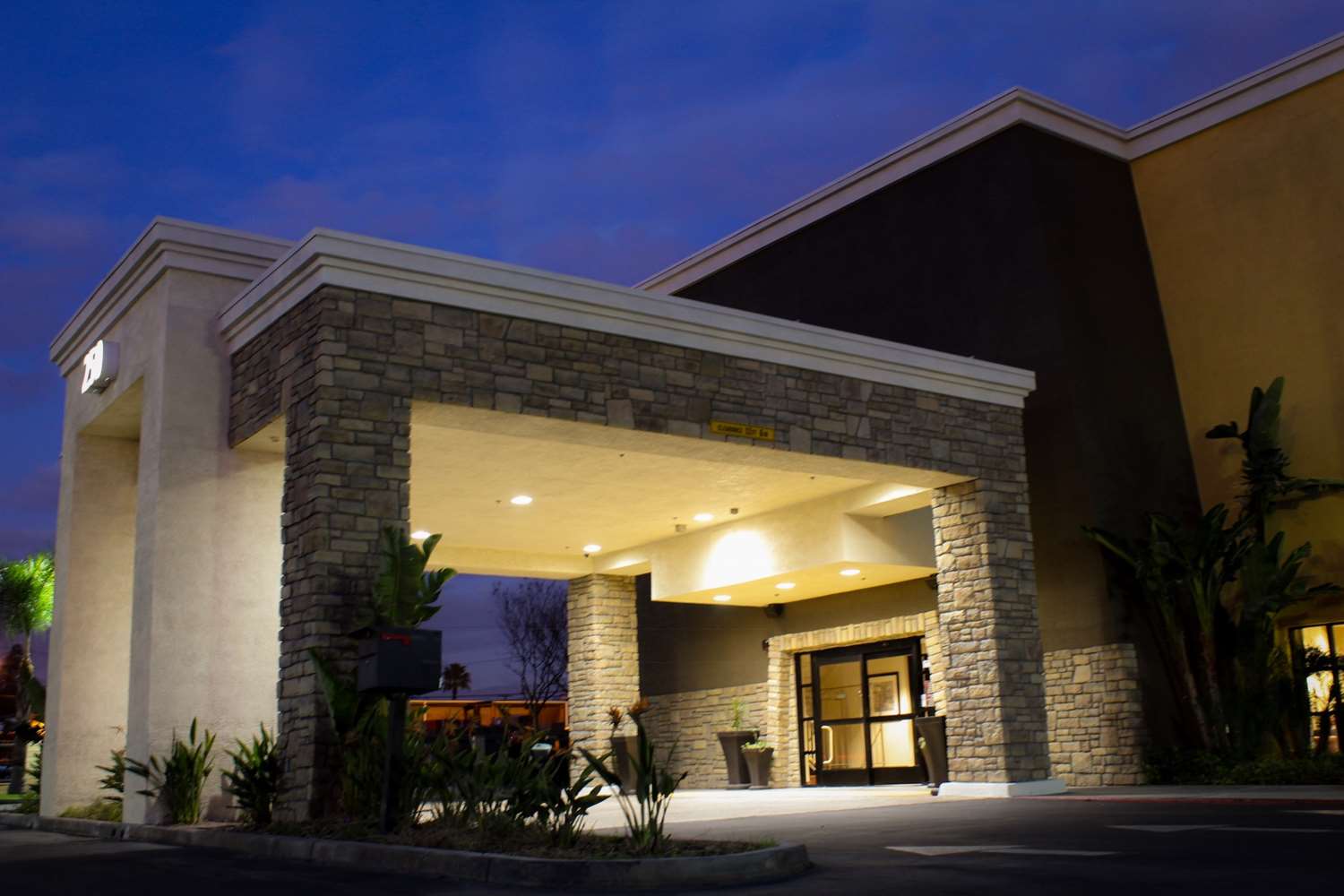 Best Western Plus Arrowhead Hotel in COLTON - CA