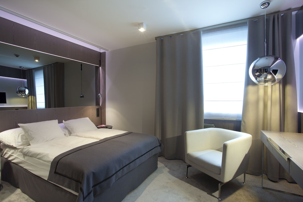 Ilonn Hotel 9/50