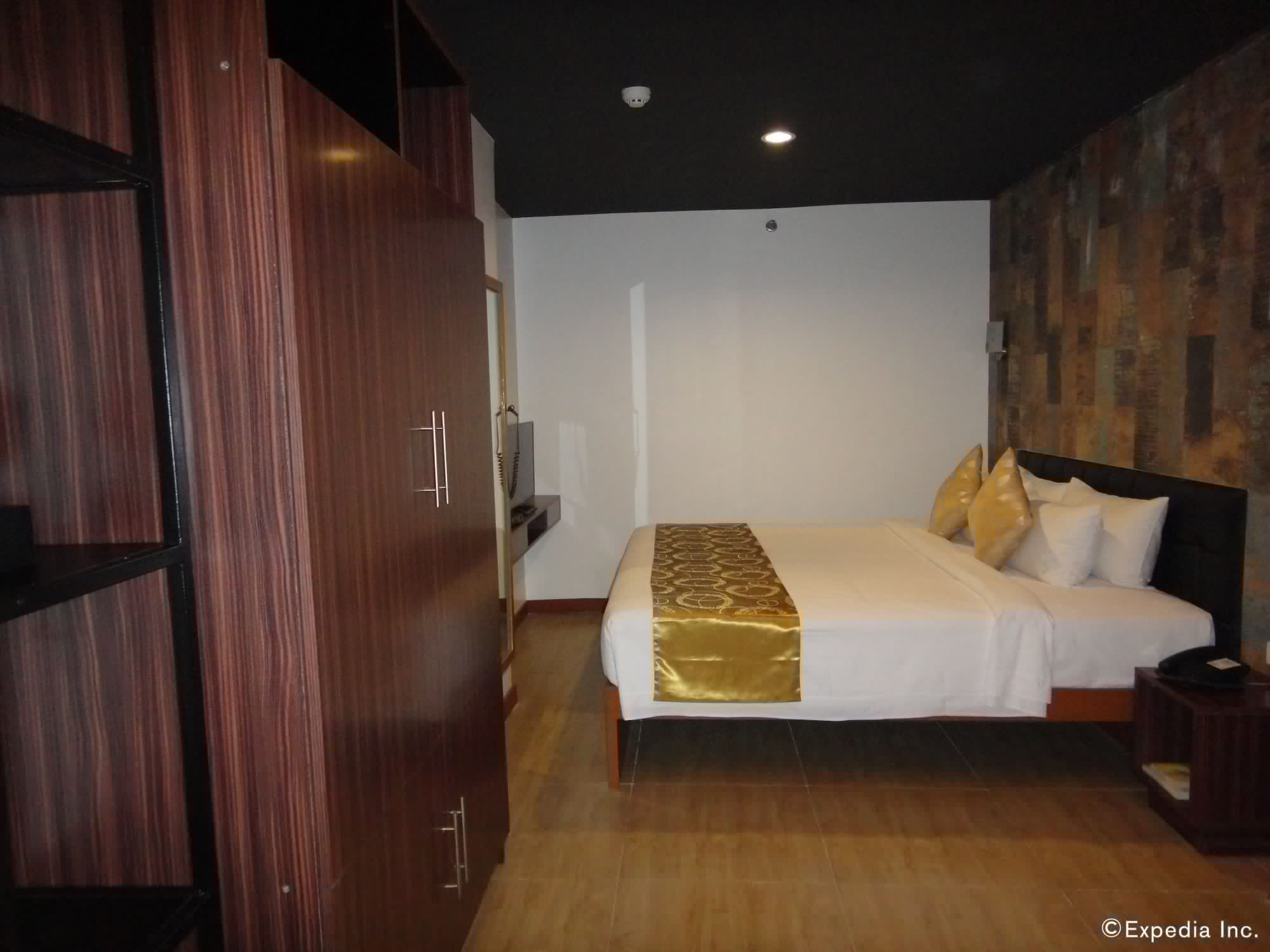 BUSINESS, SUITE