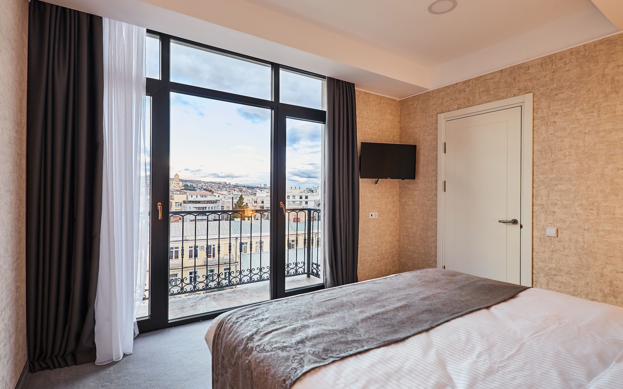 JUNIOR SUITE, DOUBLE BED, SOFA