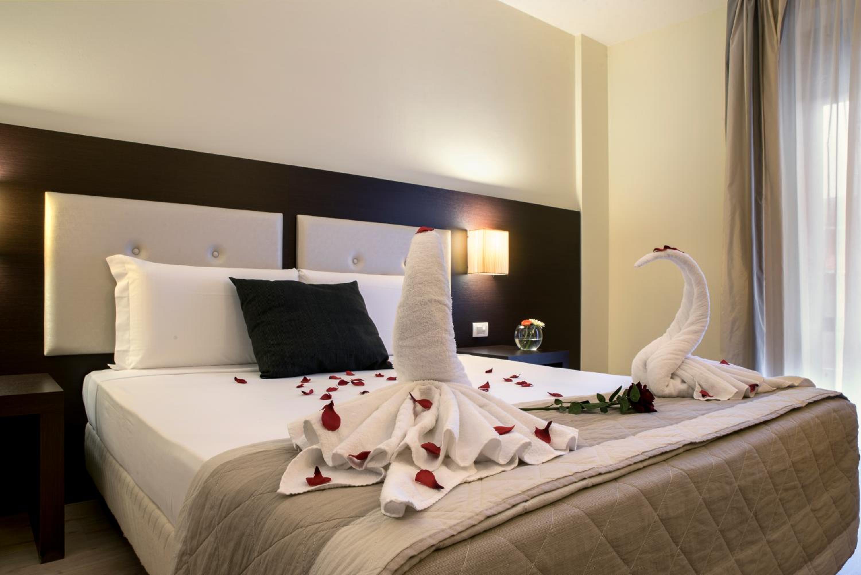 ROOM, DOUBLE OR TWIN BED