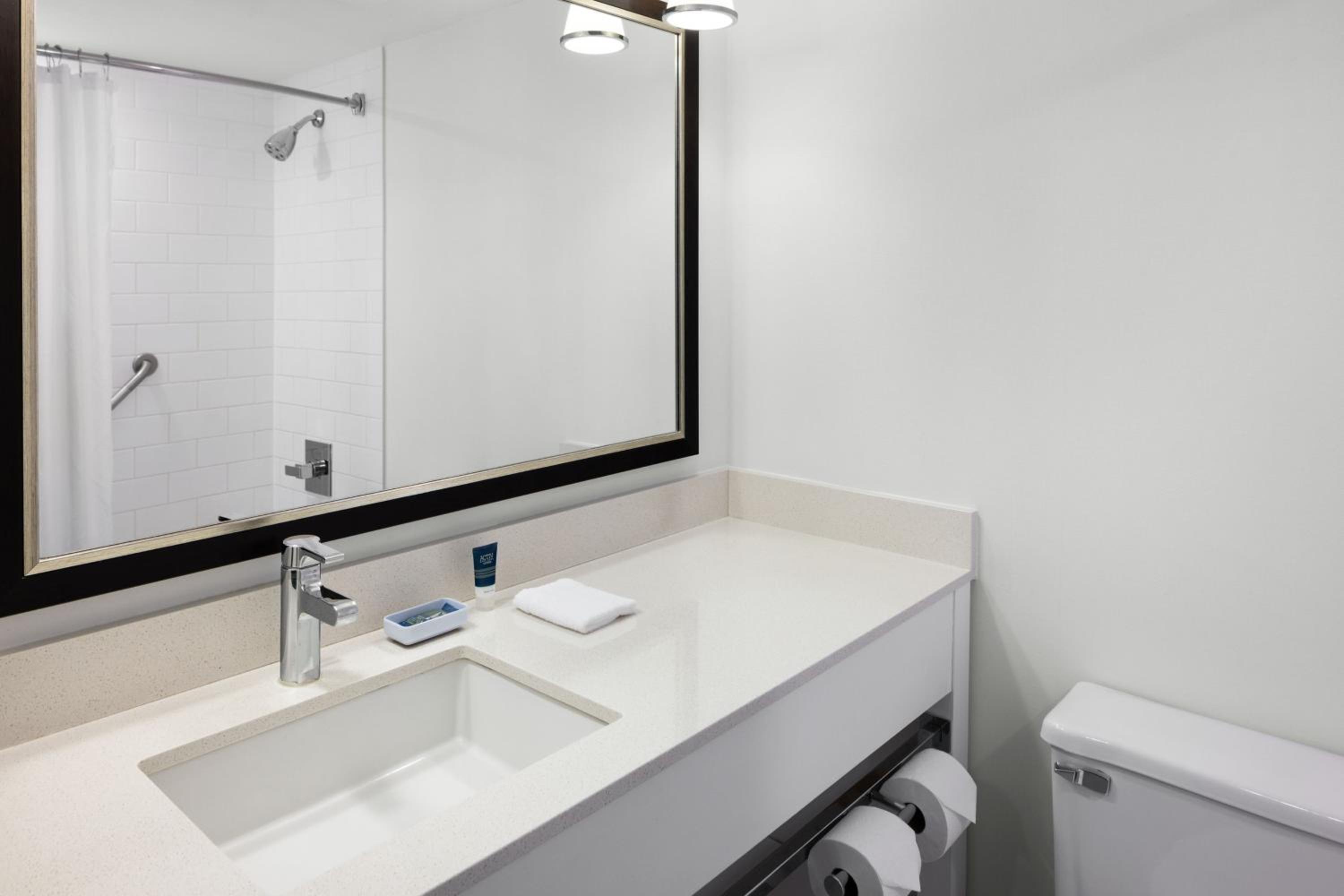 جناح بسرير كوين بغرفة نوم واحدة، Four Points by Sheraton Edmonton South 5/6