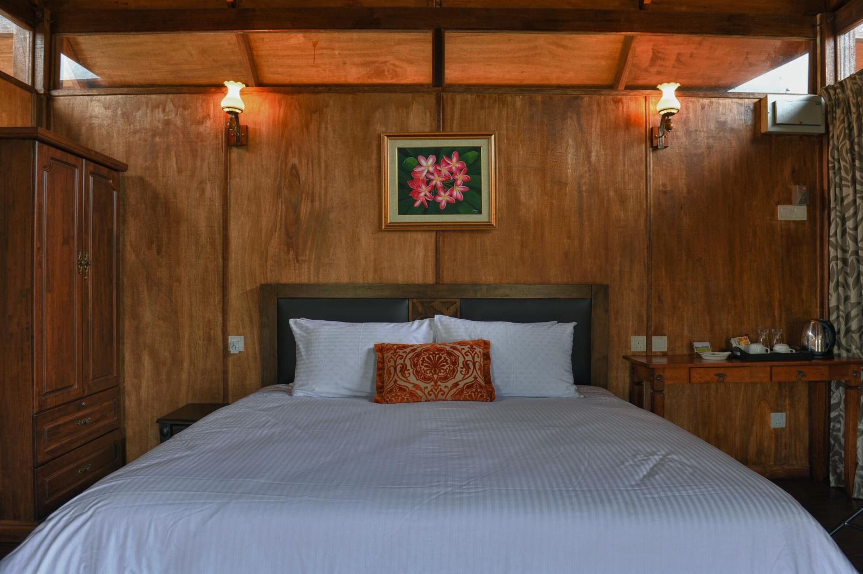 Superior, Chalet, Queen Bed