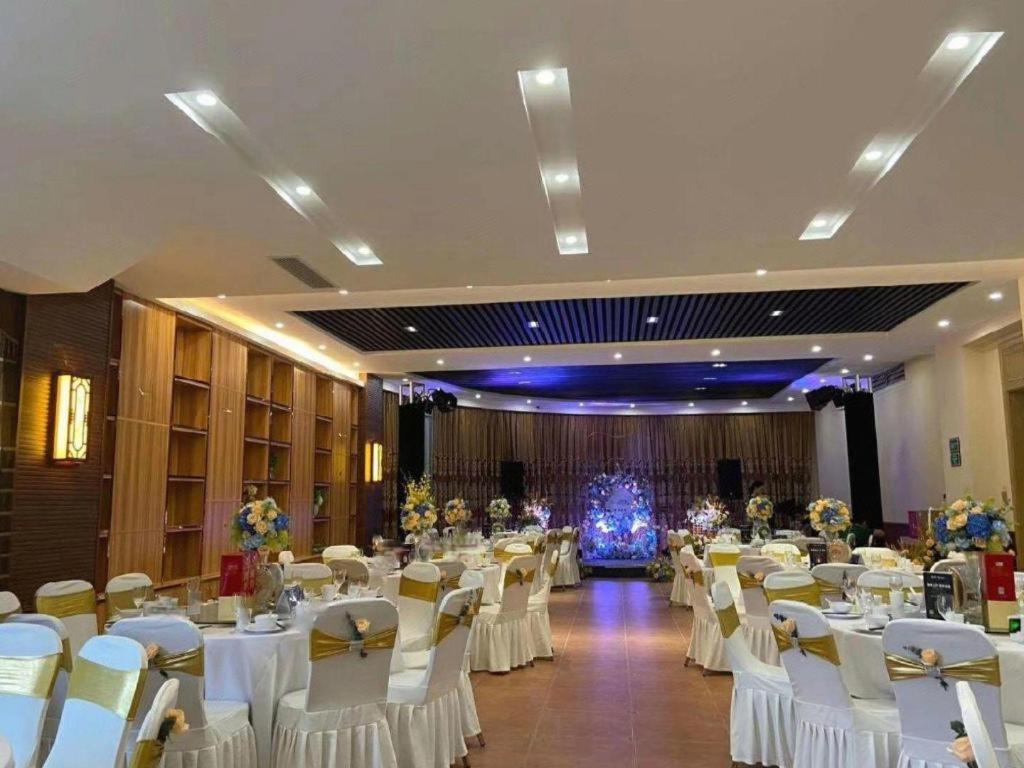 Vienna International Hotel (Sanya High-speed Railway Station) 32/39
