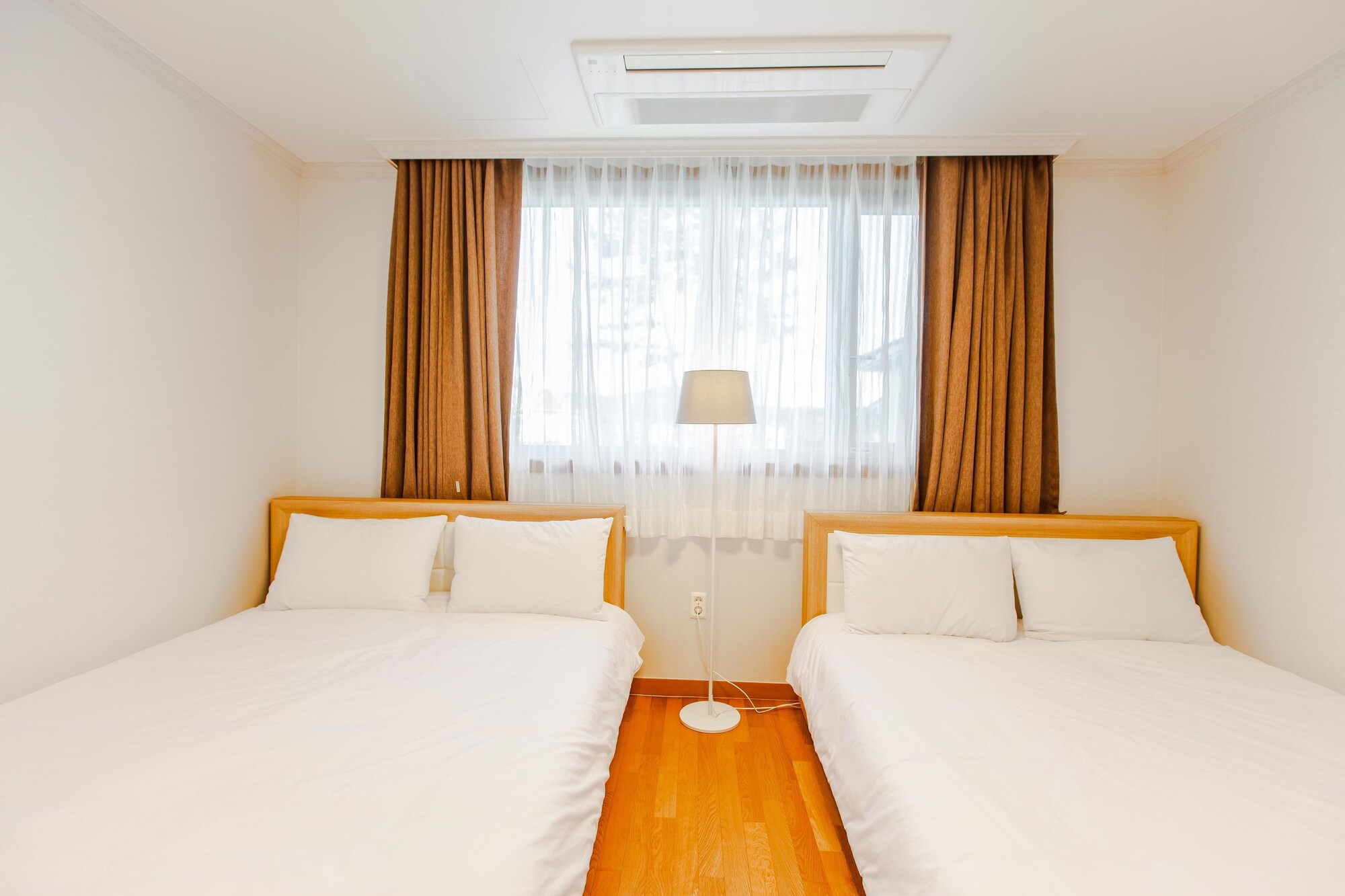 DELUXE, TWIN BEDS