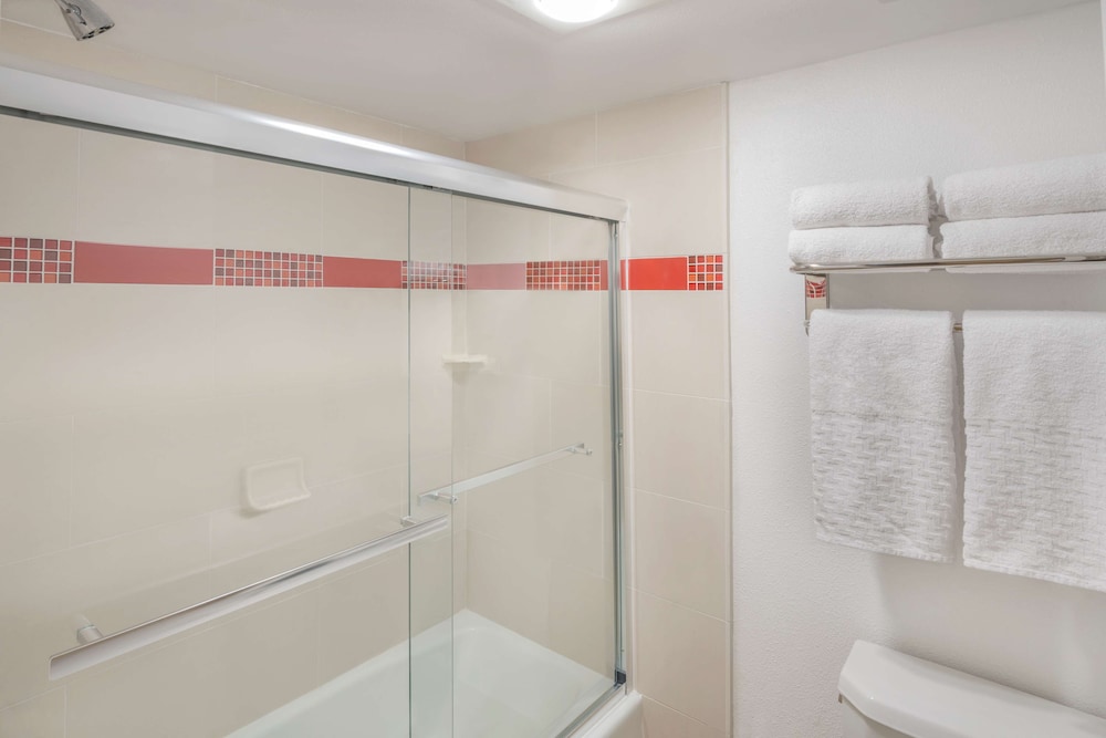 Best Western Plus Raffles Inn & Suites 16/34