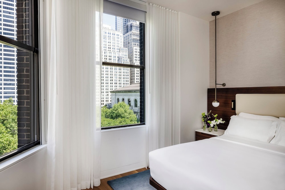 DELUXE, QUEEN BED, PARK VIEW