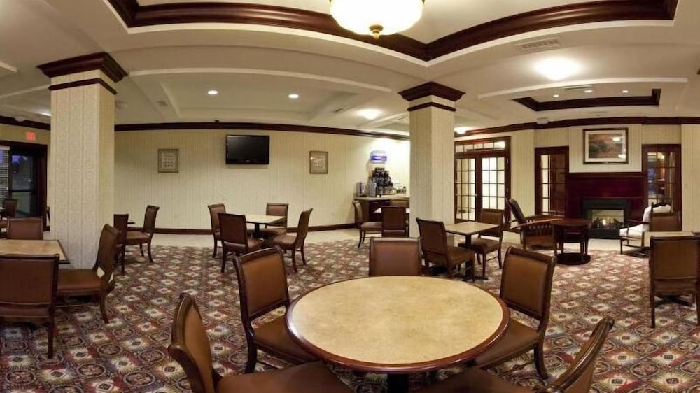 Holiday Inn Express Hotel Suites Latham 58/70