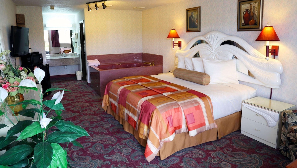 Magnuson Hotel Howell/Brighton 10/35