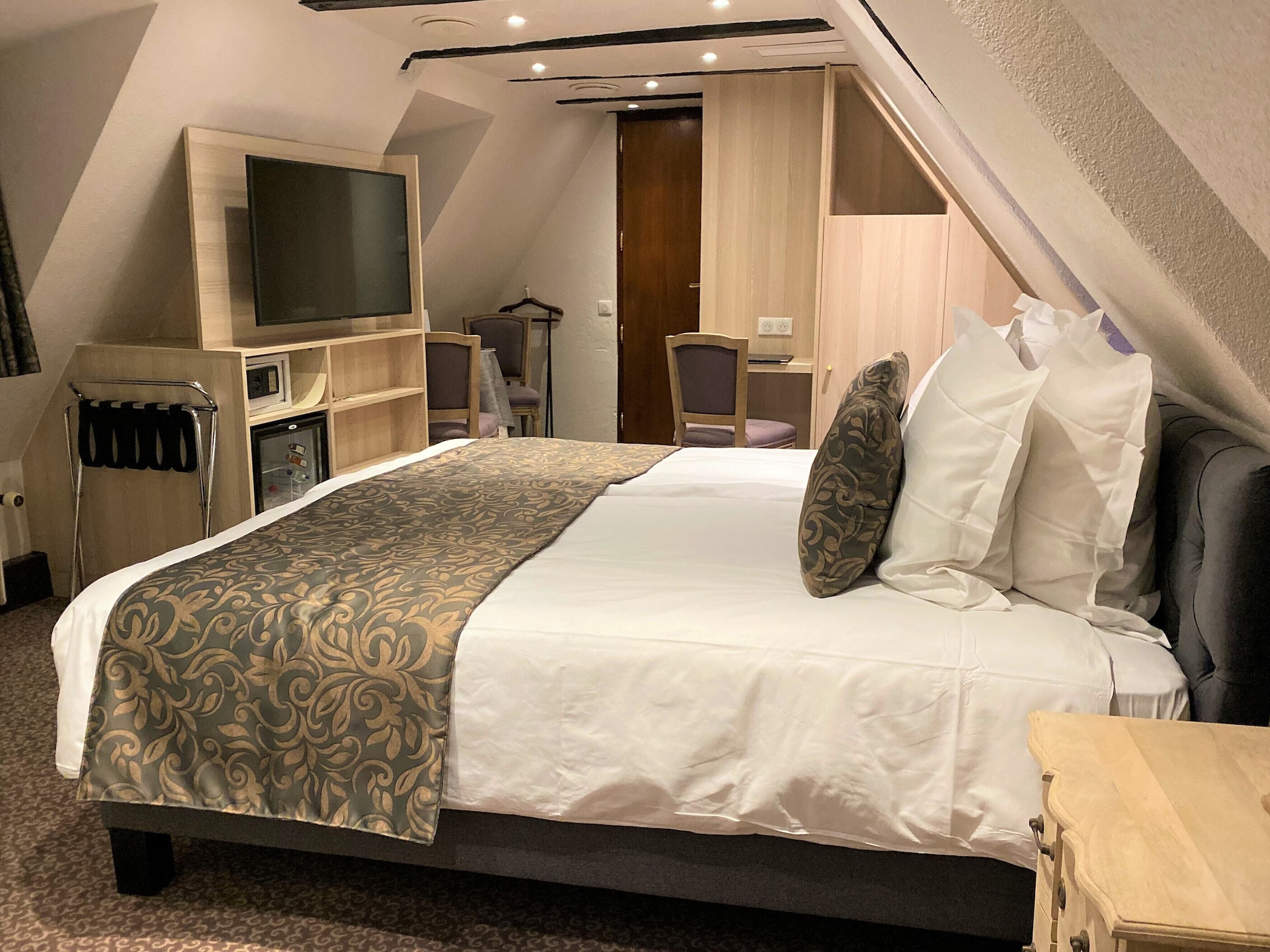 LUXURY, TRIPLE, JETTED TUB