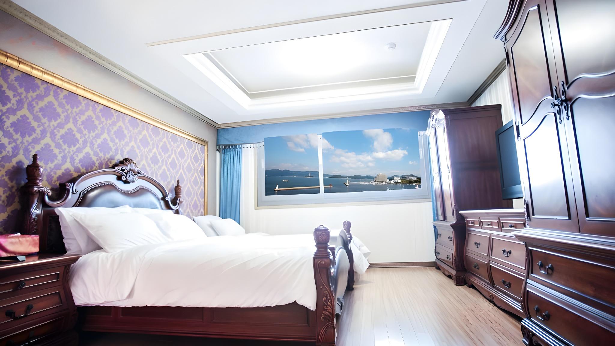 CONDO, ROYAL, SUITE