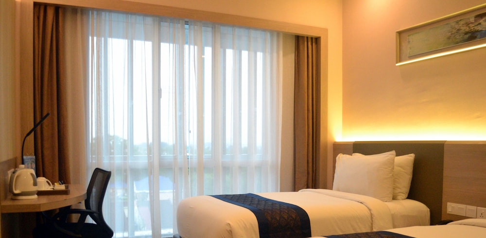 V8 Hotel 14/34