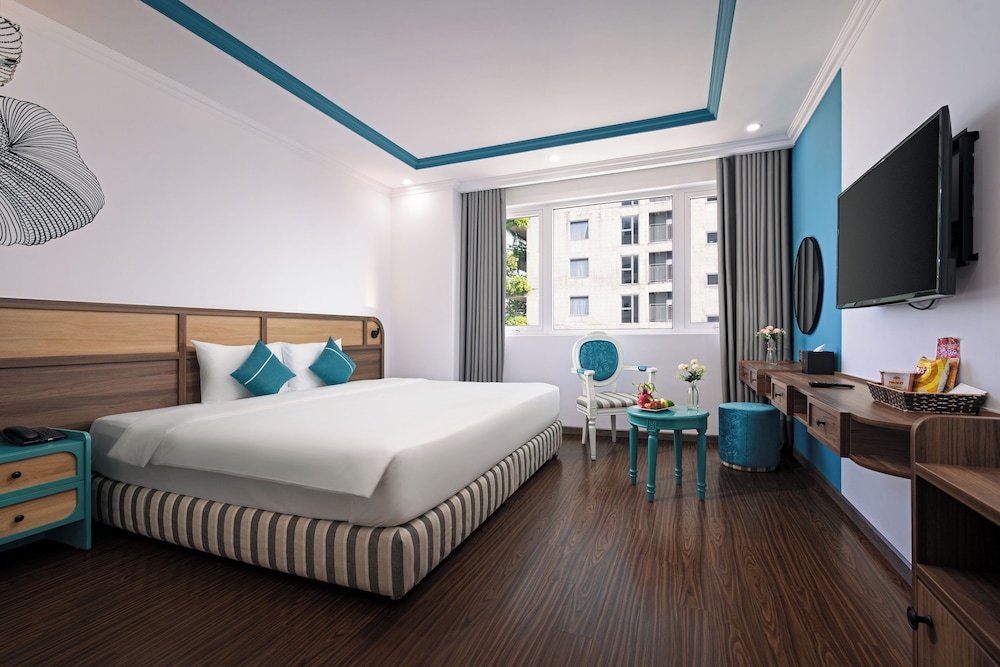 PREMIUM, PARTIAL SEA VIEW