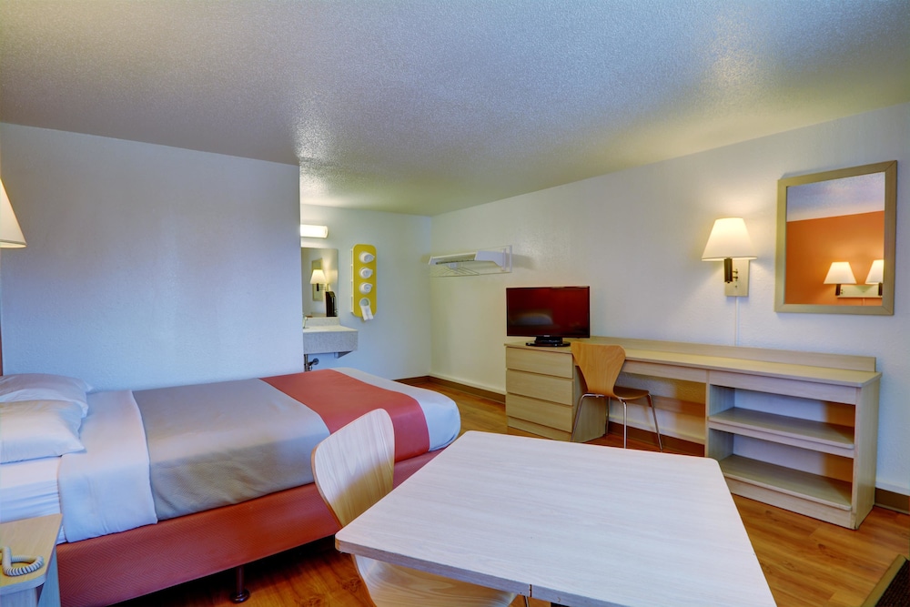 Motel6 Chicopee, MA - Springfield 24/37