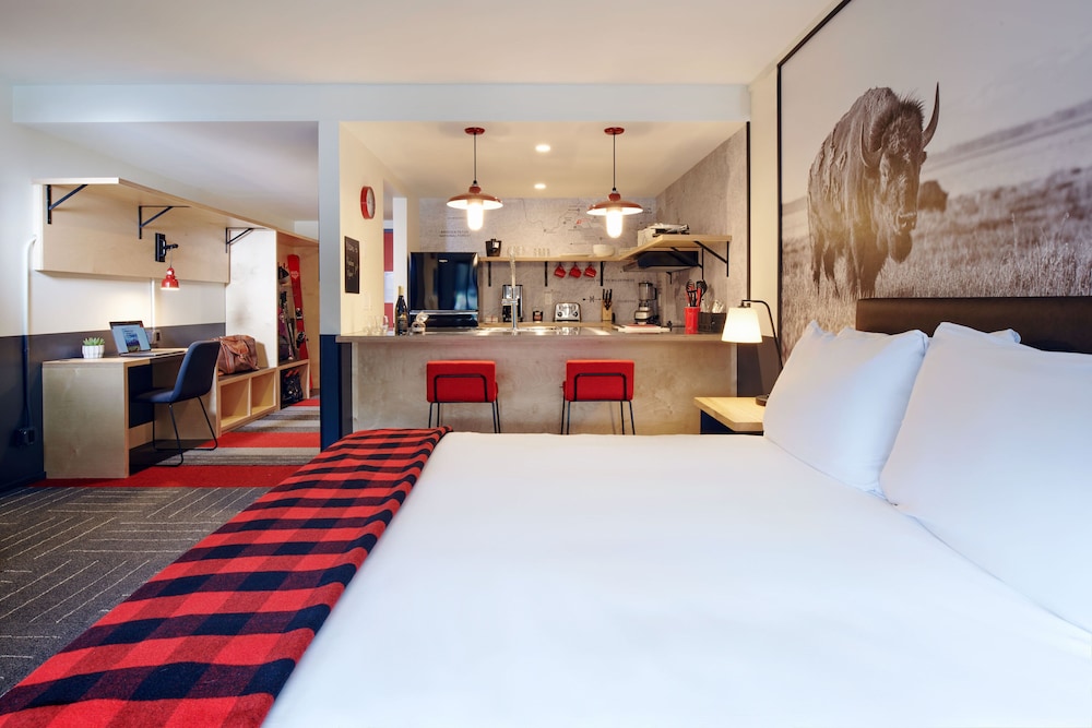 Mountain Modern Motel 6/72