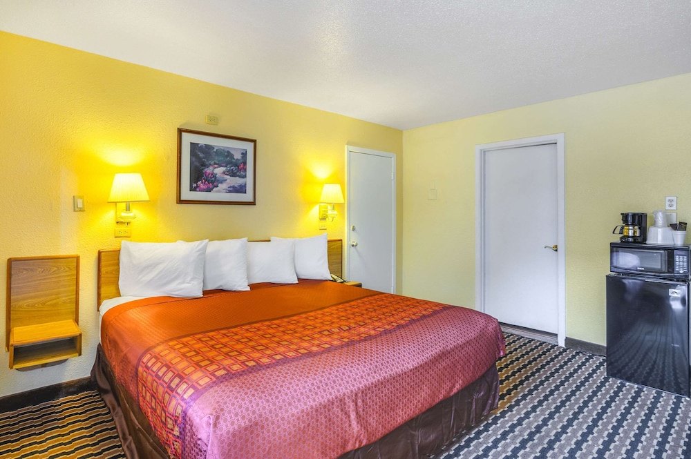 ROOM, KING BED, SMOKING