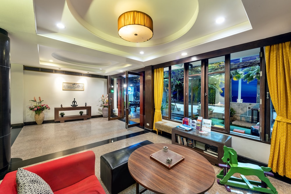 THE JOMTIEN TWELVE 2/46