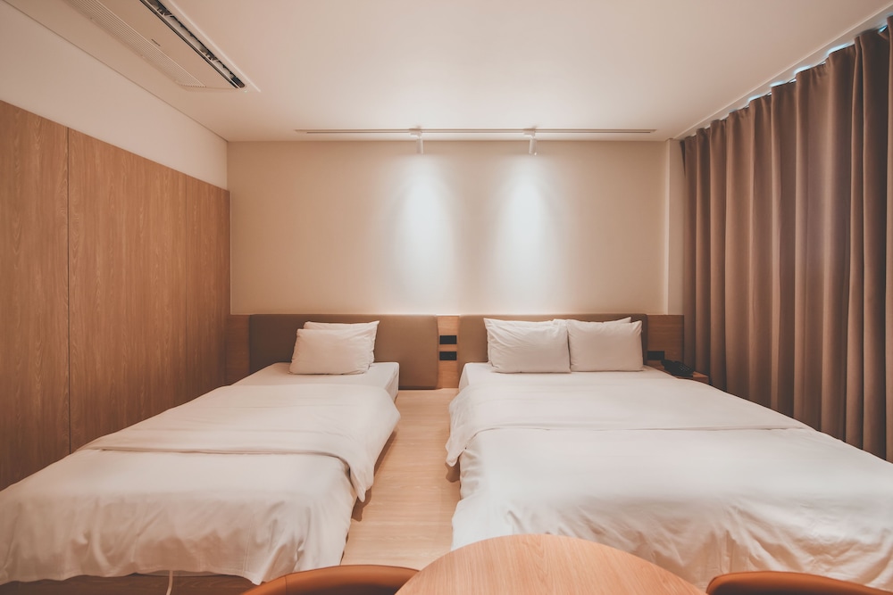 Hotel Insomnia 12/55