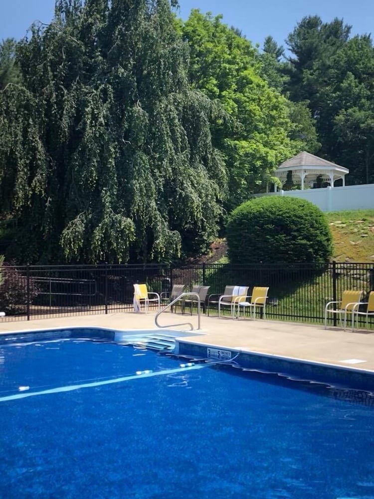 Publick House Historic Inn And Country Motor Lodge 26/49