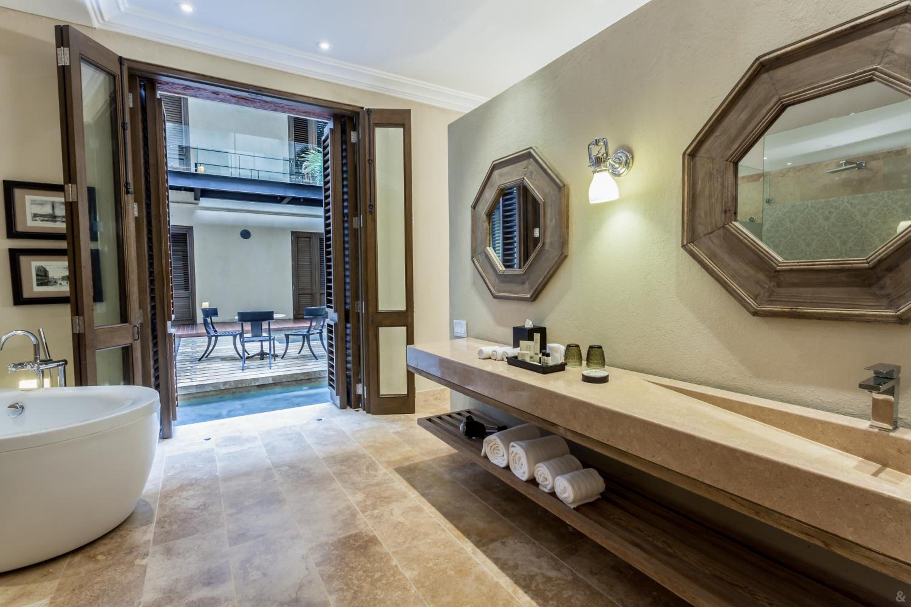 جناح بسرير كوين، Bastion Luxury Hotel 4/6