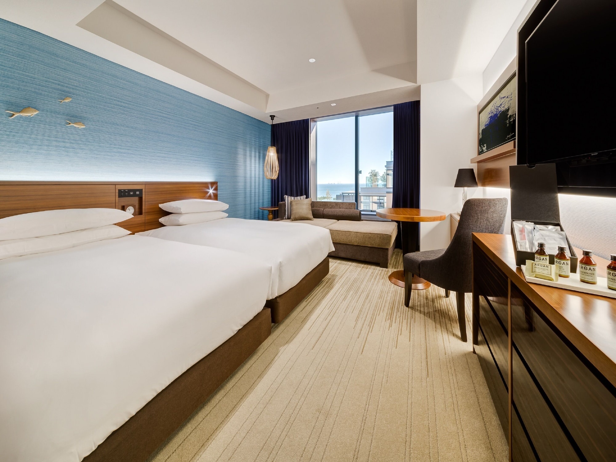 CLUB, TWIN BEDS