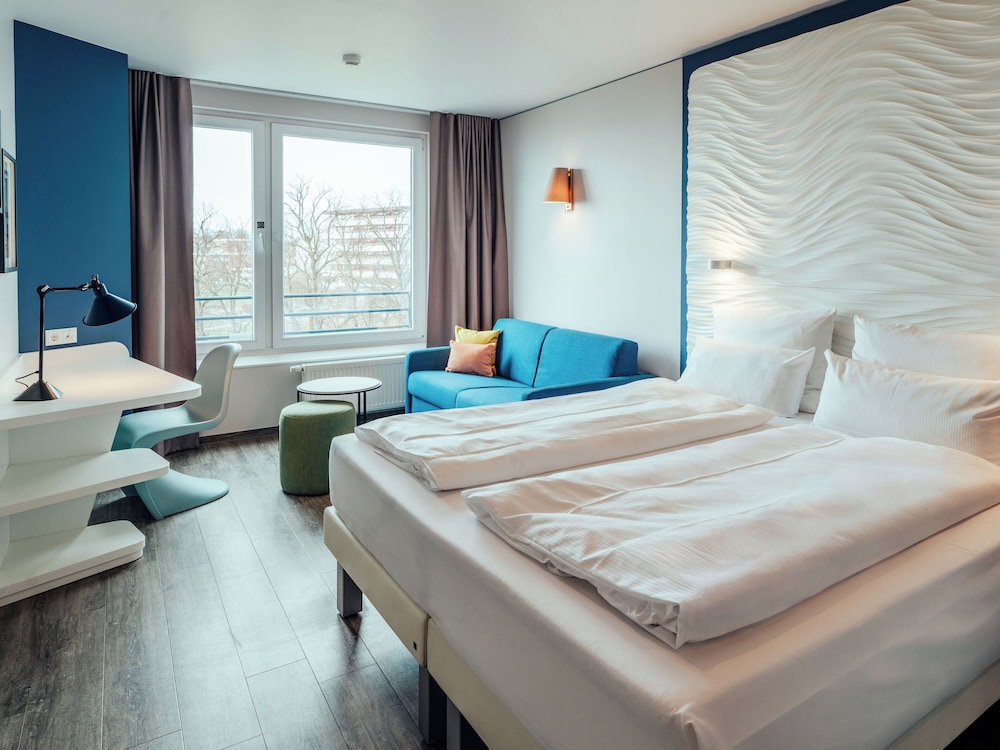 Room, King Bed, Lateral Side Sea View
