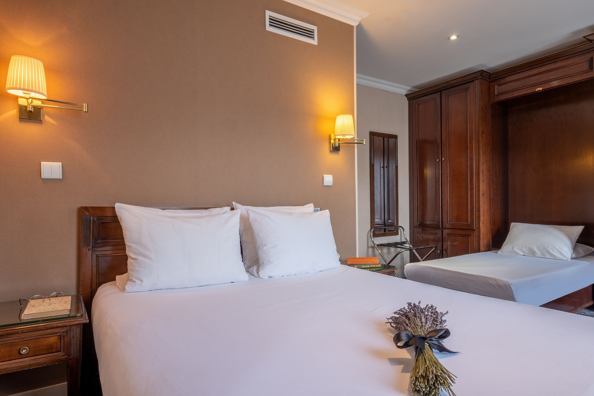 2 BEDROOMS, CONNECTING, FAMILY, QUADRUPLE