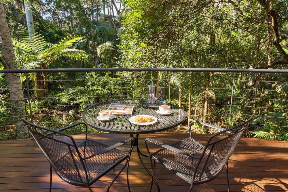 PETHERS RAINFOREST RETREAT 34/50