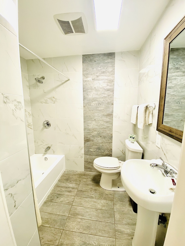 Casa Blanca Inn & Suites 35/67
