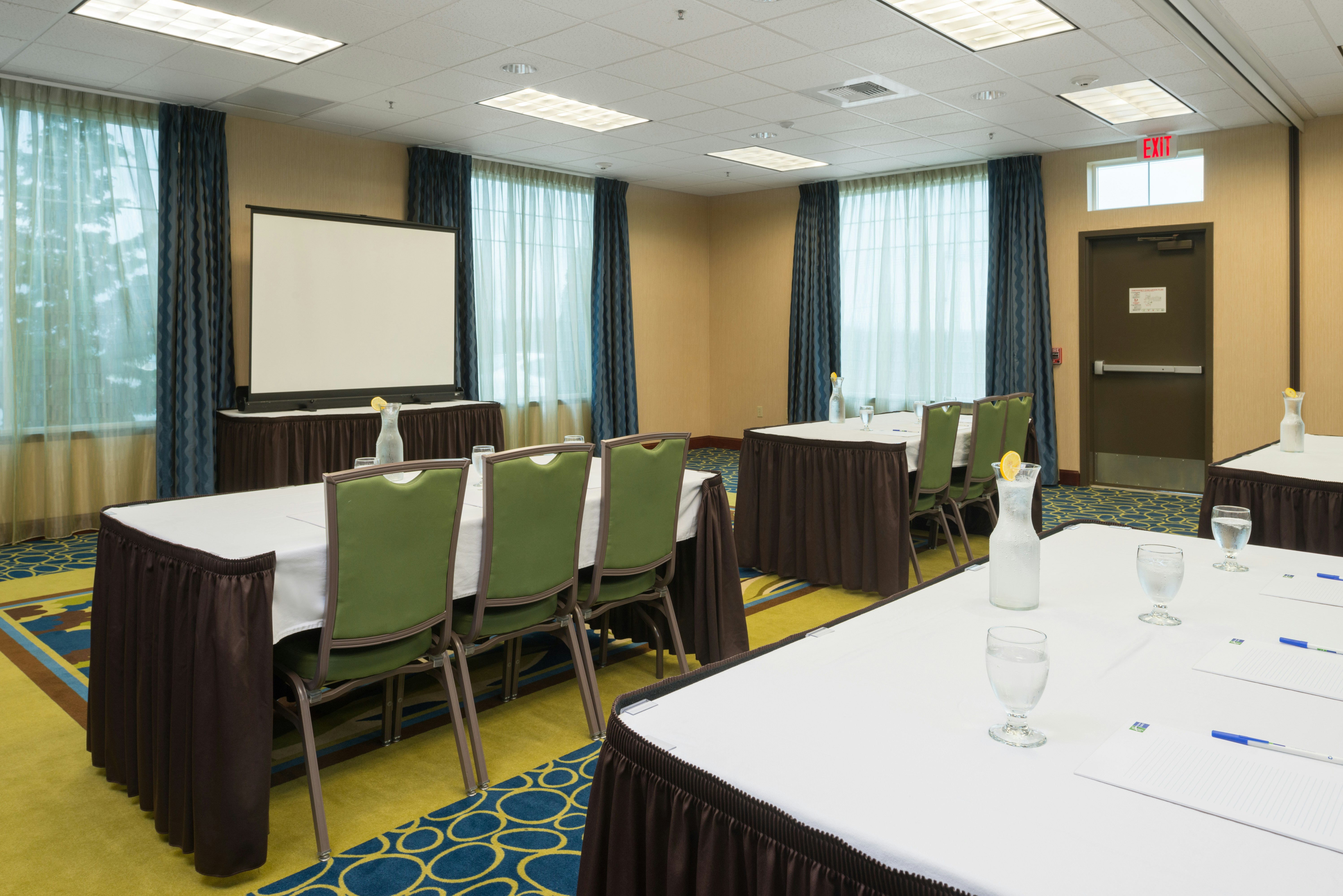 Holiday Inn Express Hotel & Suites North Sequim 67/77
