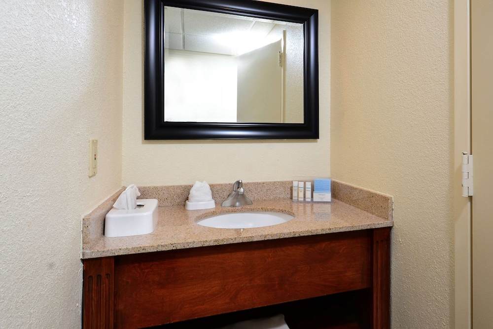 Hampton Inn Raleightown of Wake Forest 56/57
