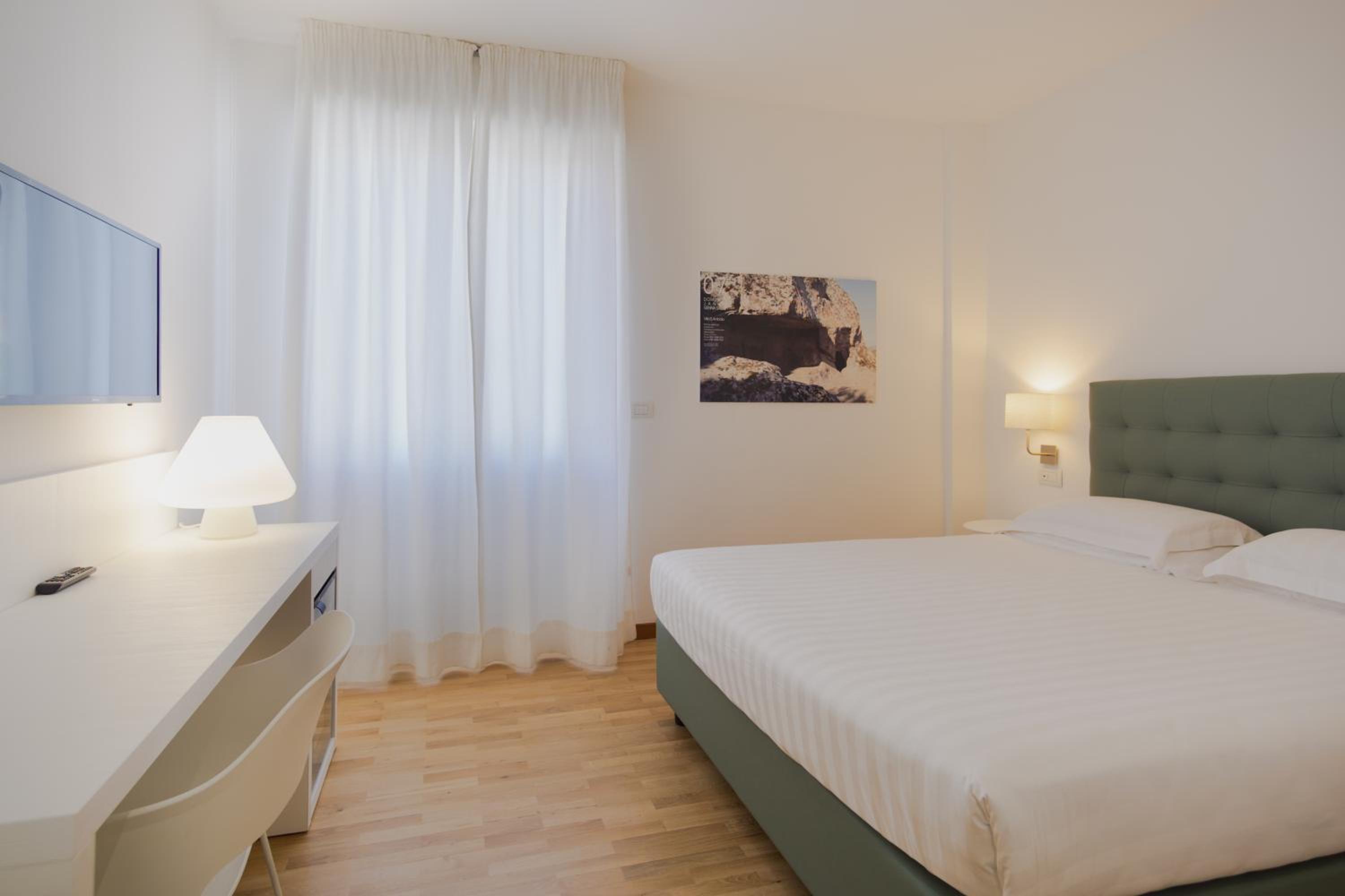 غرفة كبيرة بسرير كوين