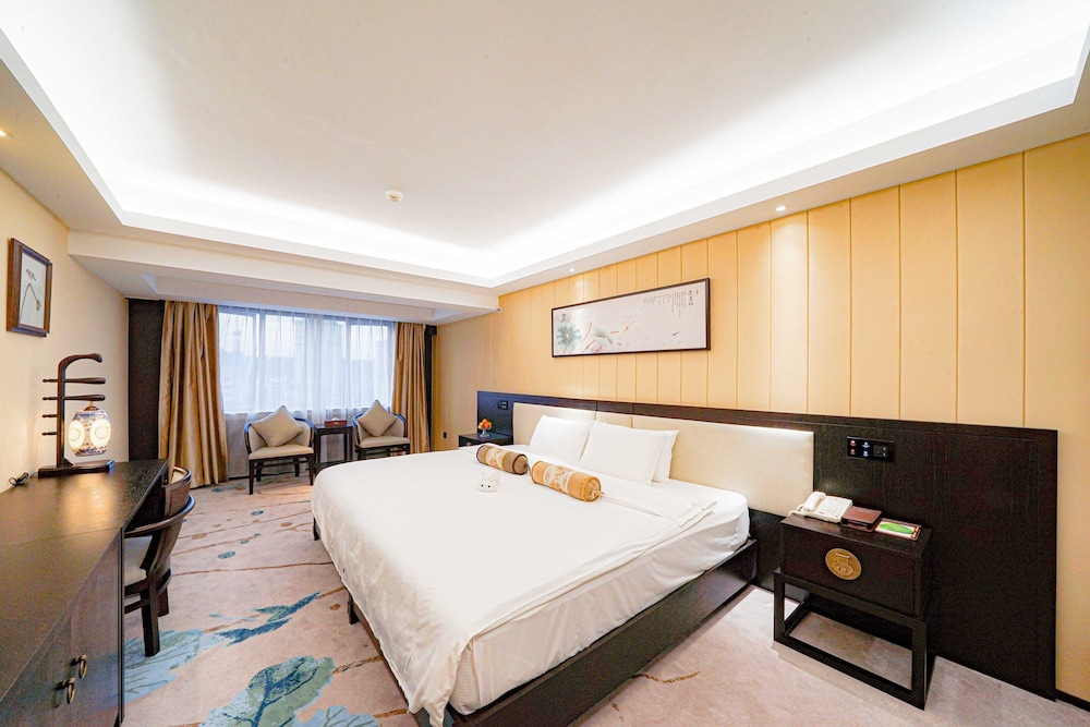 Guangdong Hotel (Sun Yat-sen Memorial Hall Station) 37/73