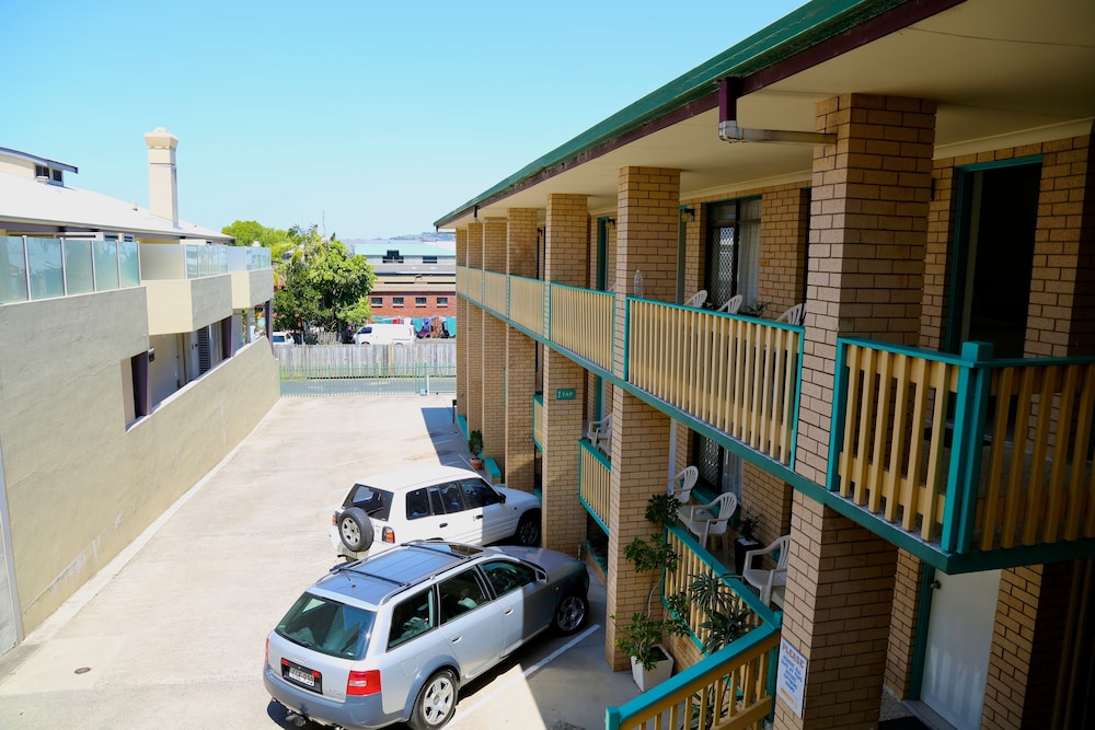 Bay Motel 5/57