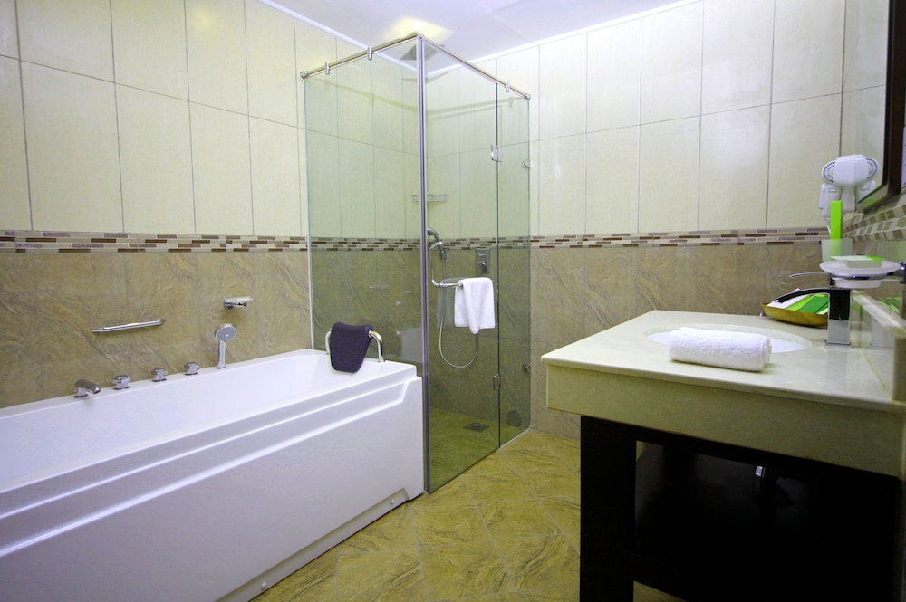 جناح بسرير كينج بمنطقة جلوس، Best Western Premier Garden Hotel Entebbe 4/5