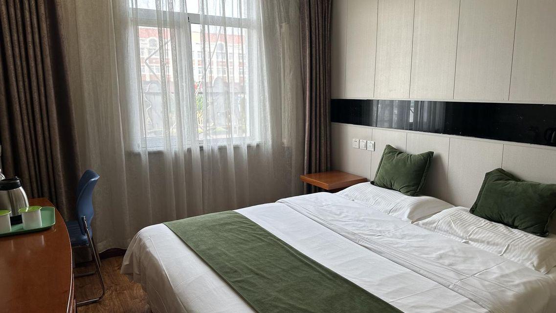 ROOM, QUEEN BED