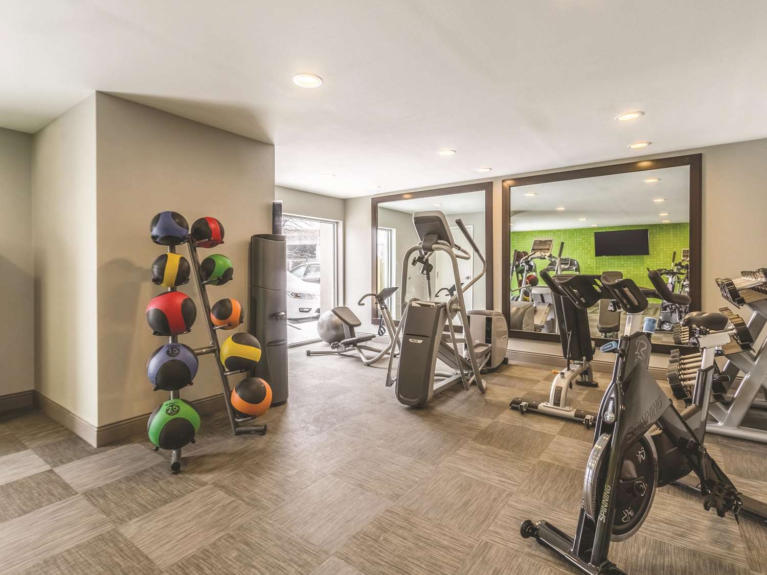 La Quinta Inn & Suites by Wyndham Cleveland - Airport North 27/44