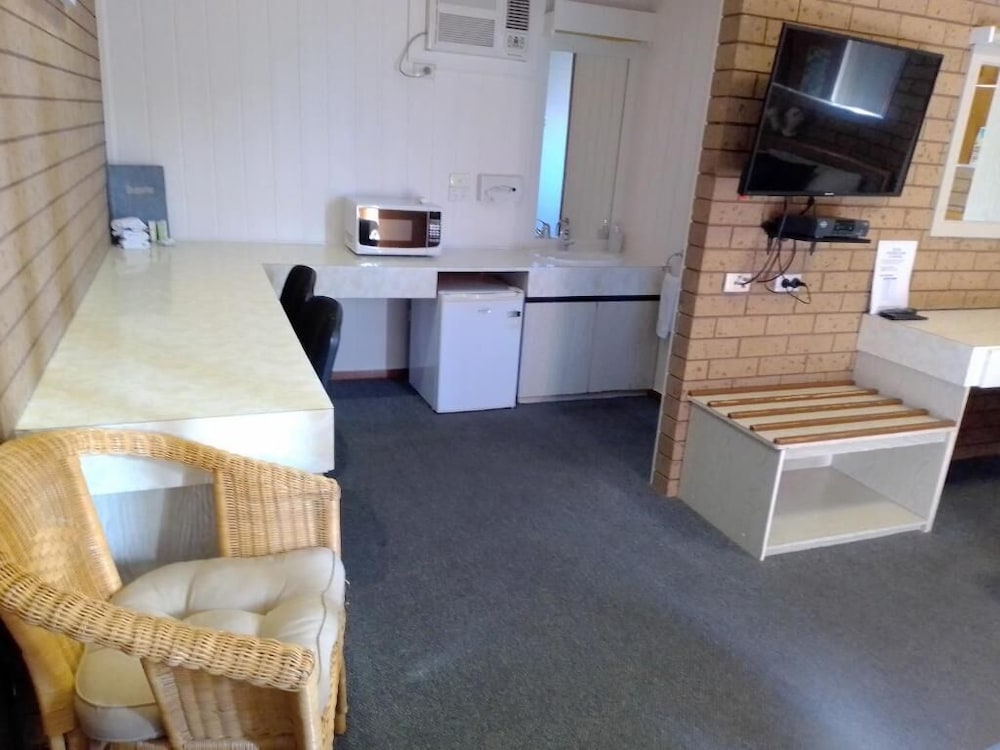 COUNTRY HOME MOTOR INN 23/28