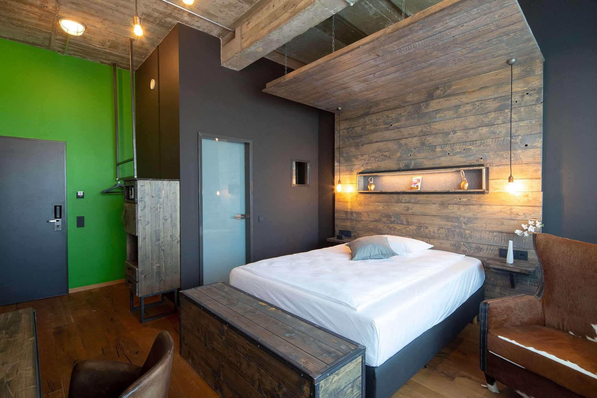 غرفة بزنس بسرير كوين بمطبخ صغير
