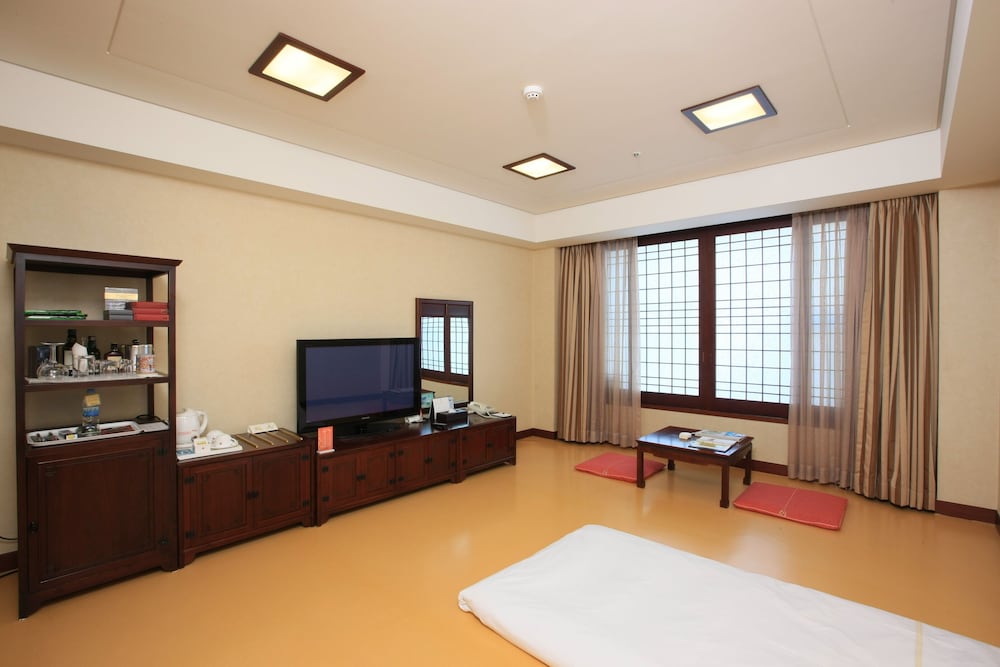 High1 Grand Hotel Main Tower (Ex Kangwonland Hotel) 36/46