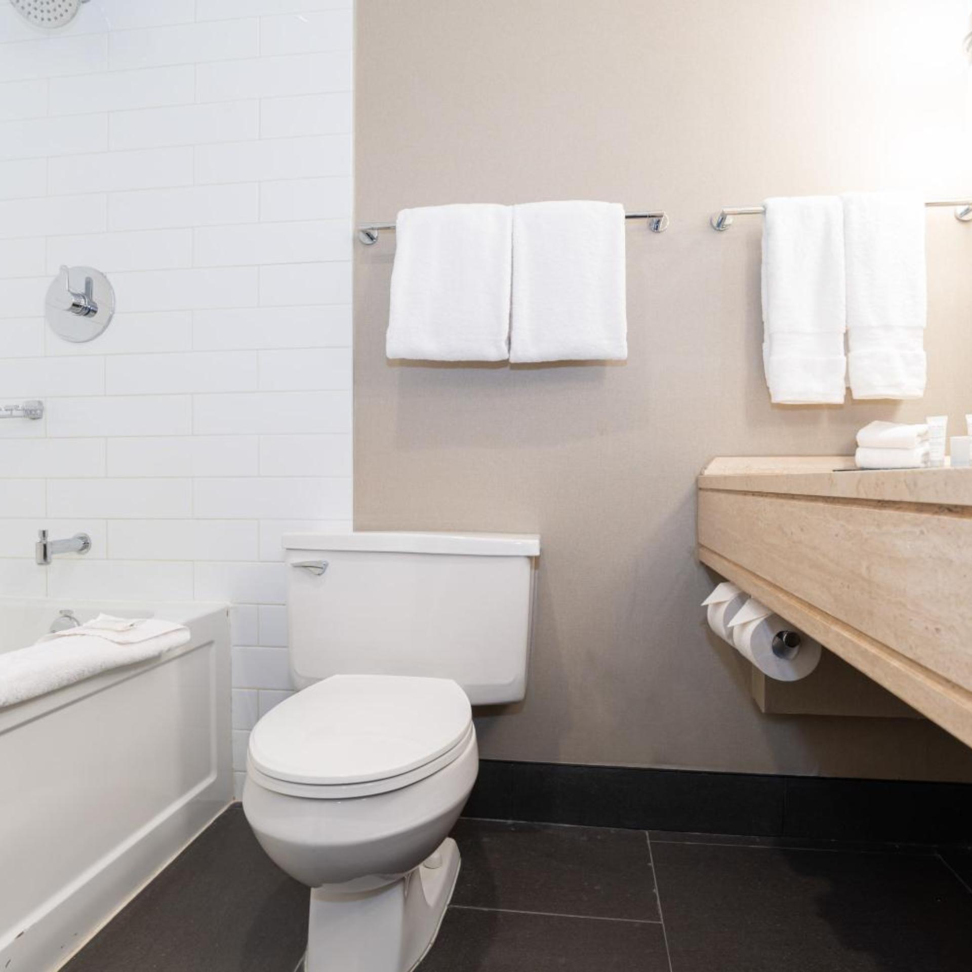 غرفة قياسية بسرير كينج وسريرين كوين، Sandman Signature Edmonton Downtown Hotel 5/5