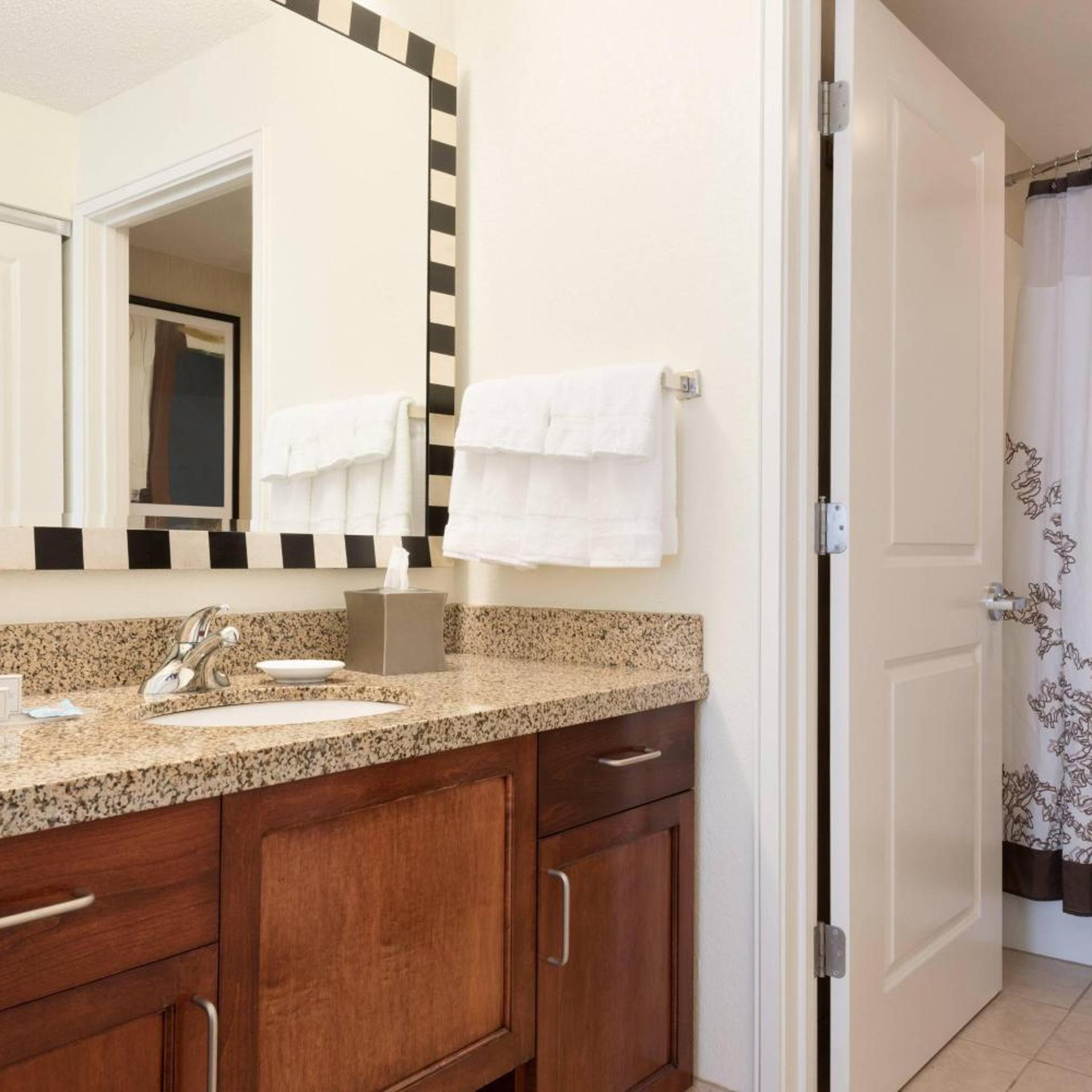 Room, Queen Bed, Sofa, Allergy Friendly 3/3