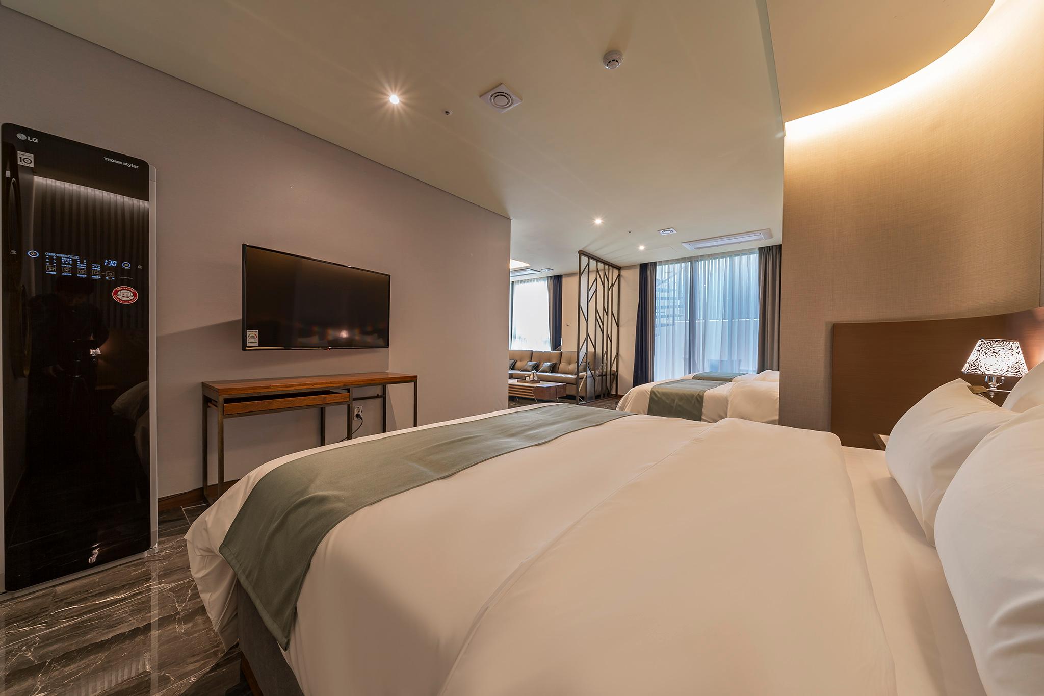Garden, Spa, Penthouse, 1 King and 1 Single Beds