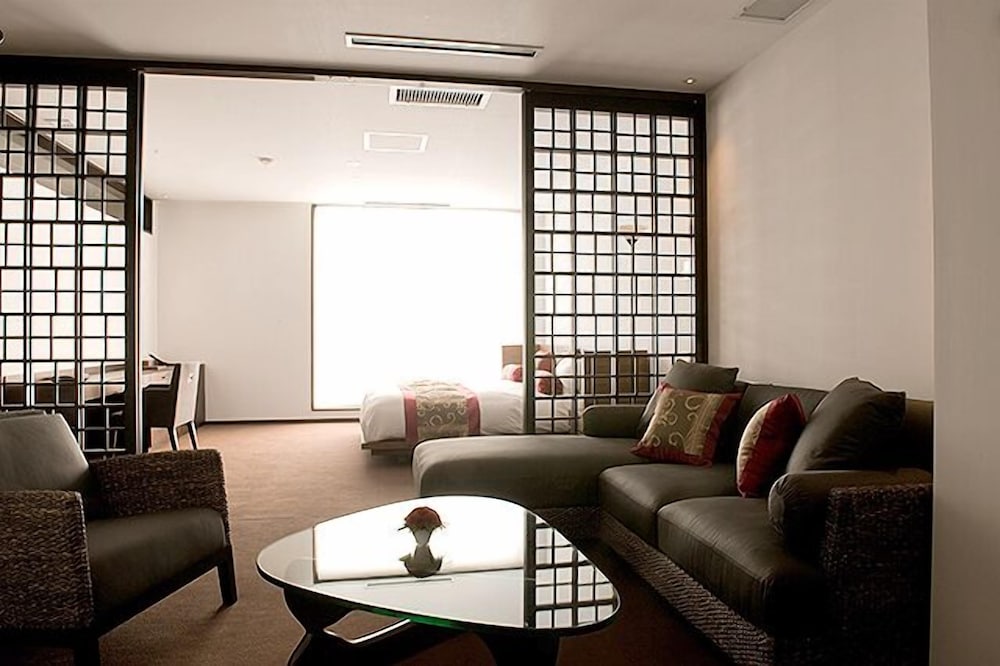 Kizashi The Suite 34/49