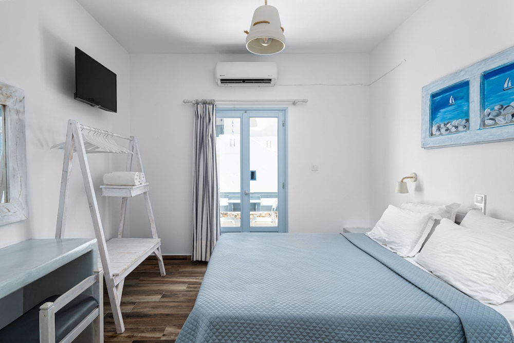 2 Bedrooms, Family, Queen and Twin Beds, Street View
