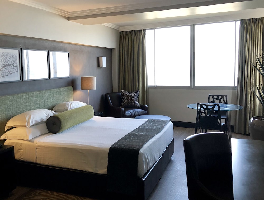 DELUXE, KING BED, BATH AND SHOWER