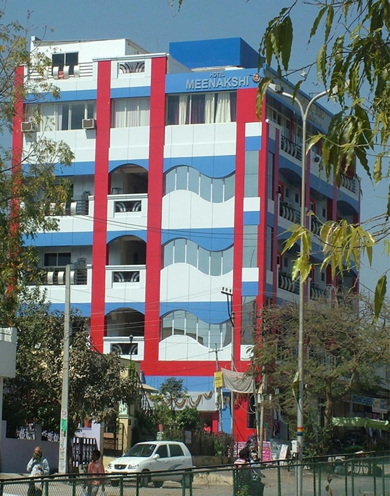 HOTEL MEENAKSHI 1/48