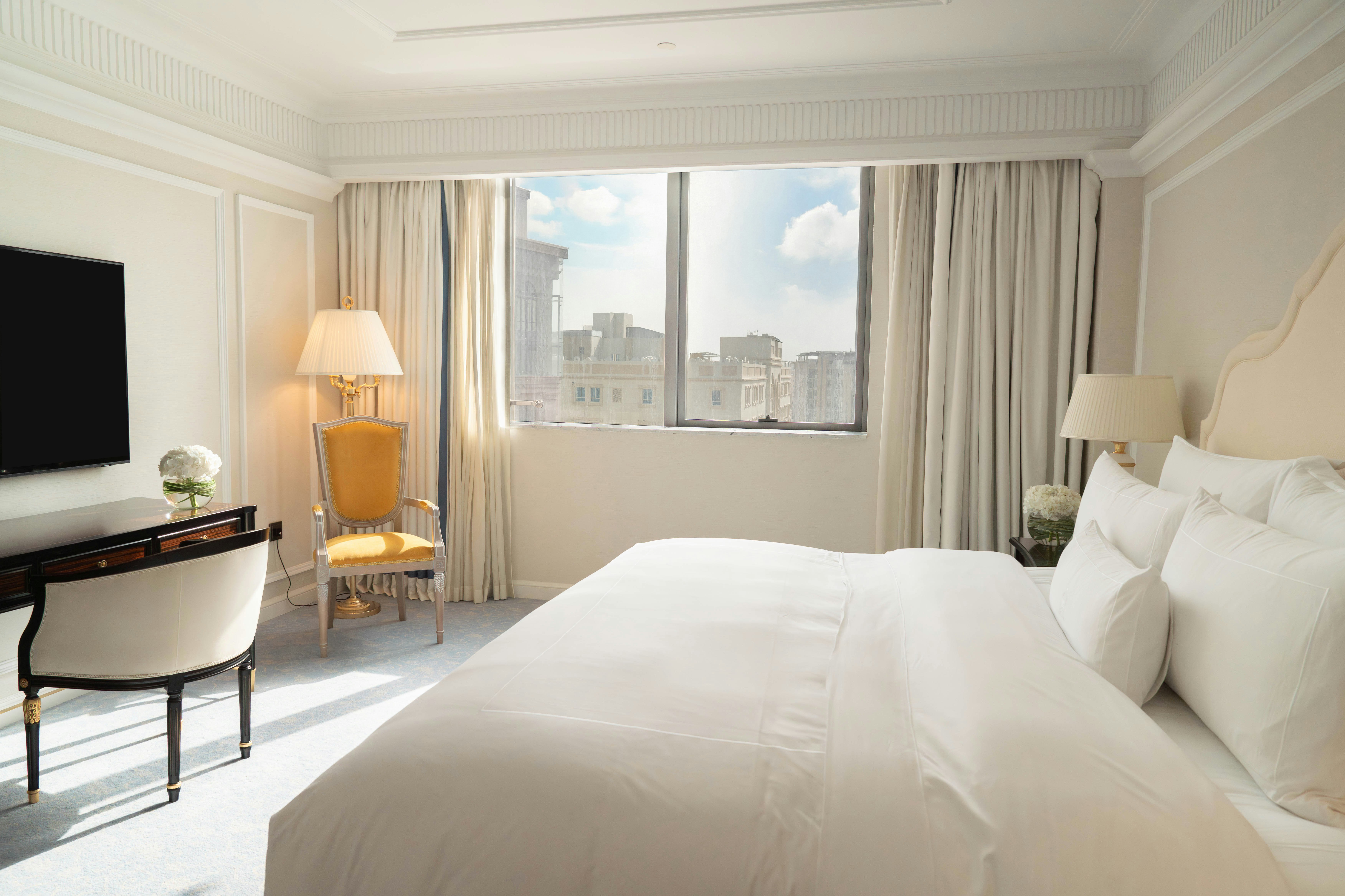 DELUXE, KING BED