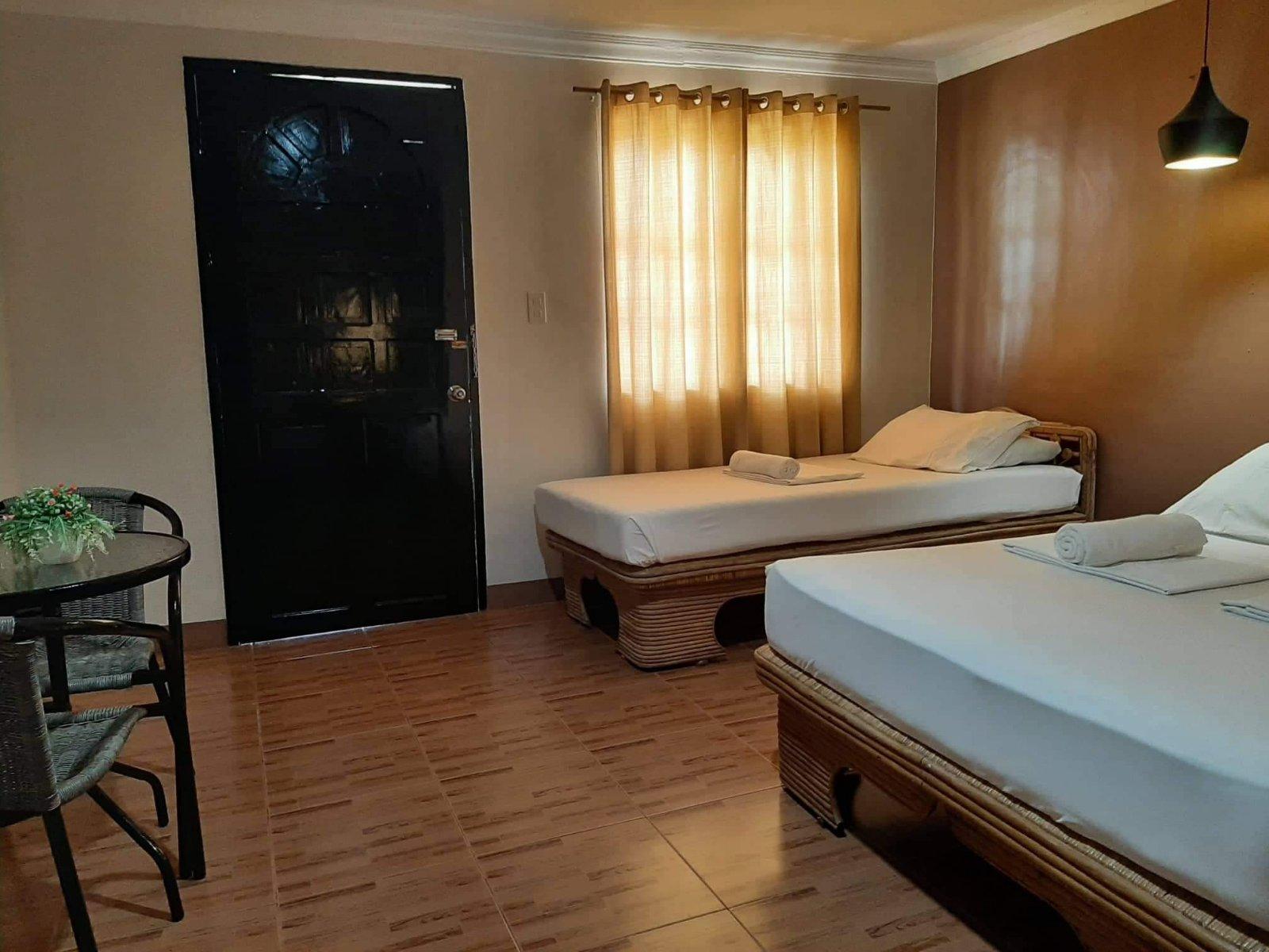 غرفة ديلوكس بسريرين منفصلين وسرير كوين وسرير فردي، Panglao Grande Resort 3/3